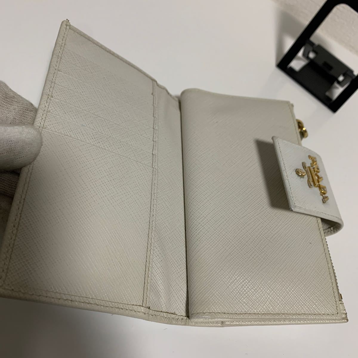 美品 PRADA プラダ サフィアーノ 金ロゴ 折り財布 ホワイト系の画像6
