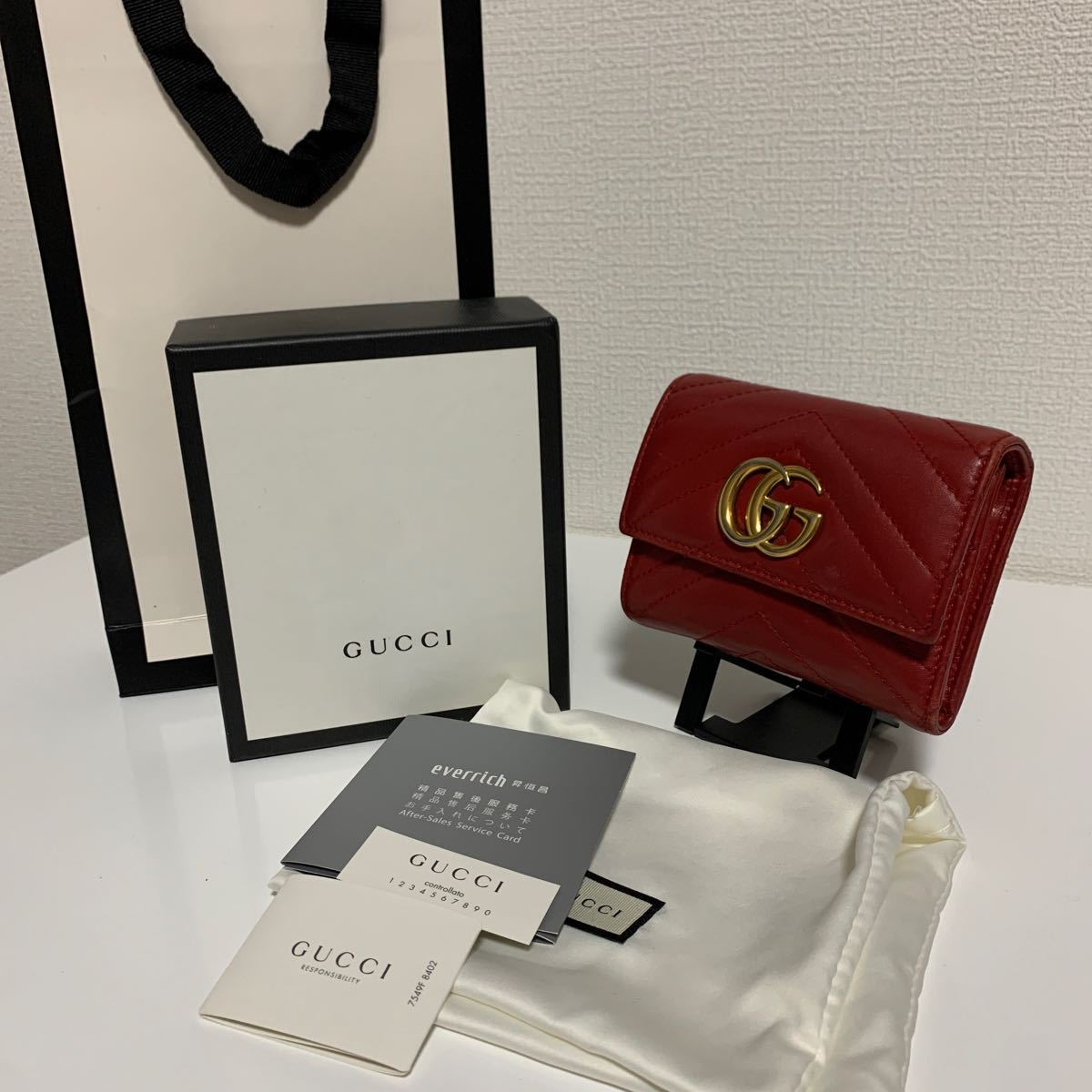 美品　GUCCI グッチ　GGマーモント　Vステッチ　三つ折り財布　レザー　赤　折り財布_画像1