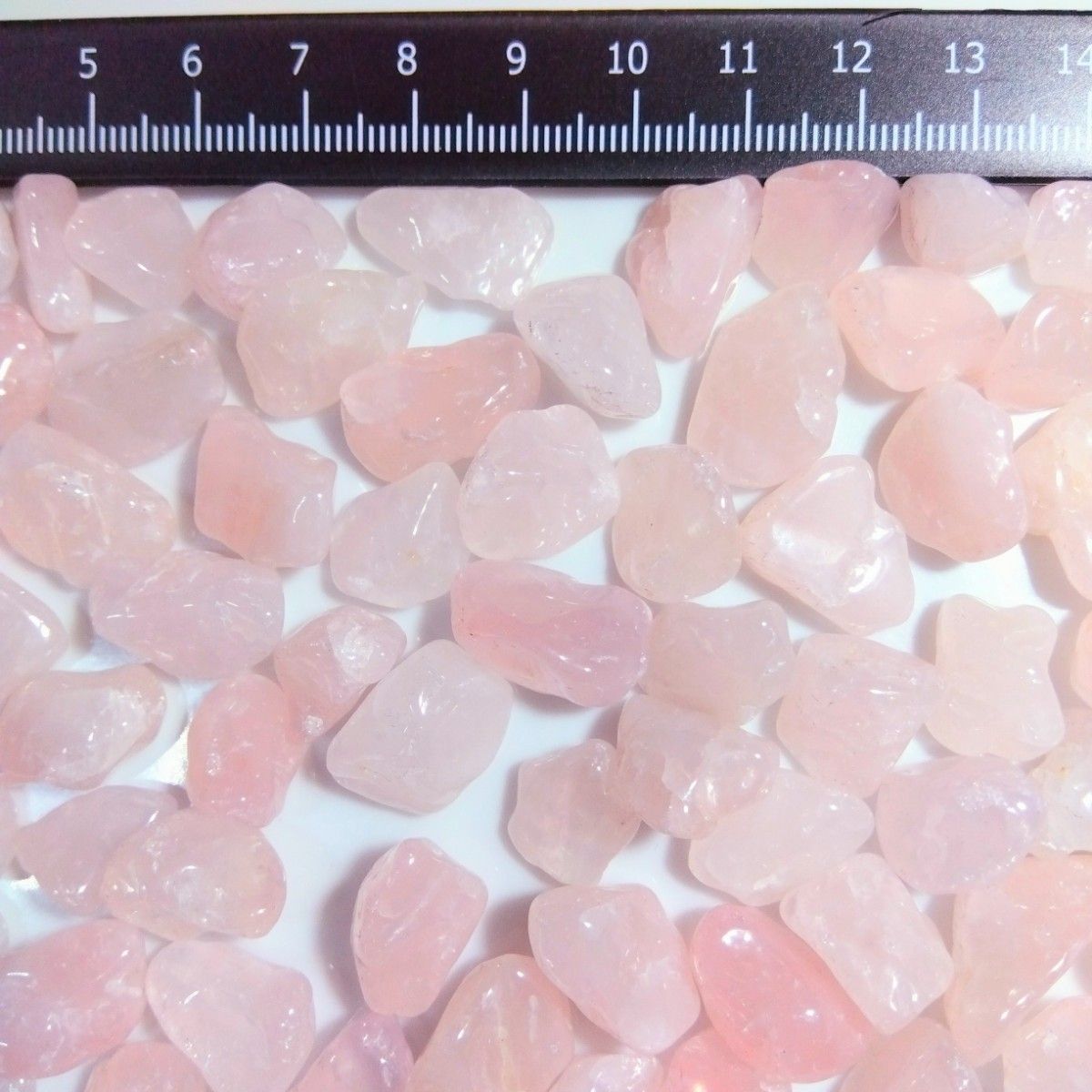 ローズクォーツ　さざれ　中粒　4kg　天然石　水晶　さざれ石　細石　チップ　艶があり鮮やかな薄ピンク色