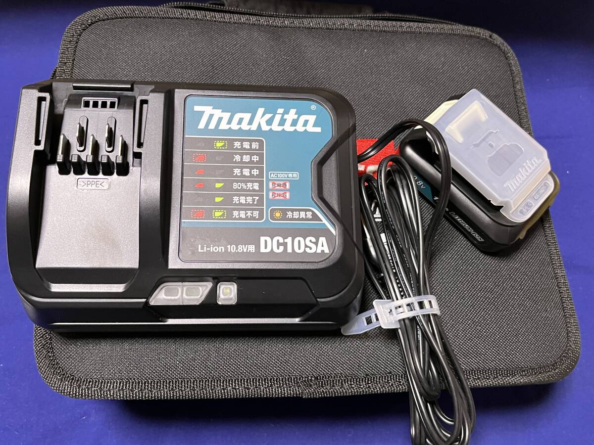☆展示品マキタ(Makita) 充電式ドライバドリル 10.8V1.5Ah Led ライト バッテリ・充電器・ツールバッグ付 DF033DSHS☆_画像4