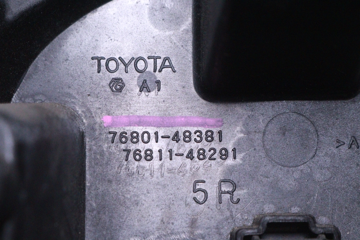 43-1604★前期 ZSU60W ハリアー HV リアガーニッシュ★76801-48381 ブラック 202 AVU65W バックドアガーニッシュ★トヨタ 純正 (RO)_画像8