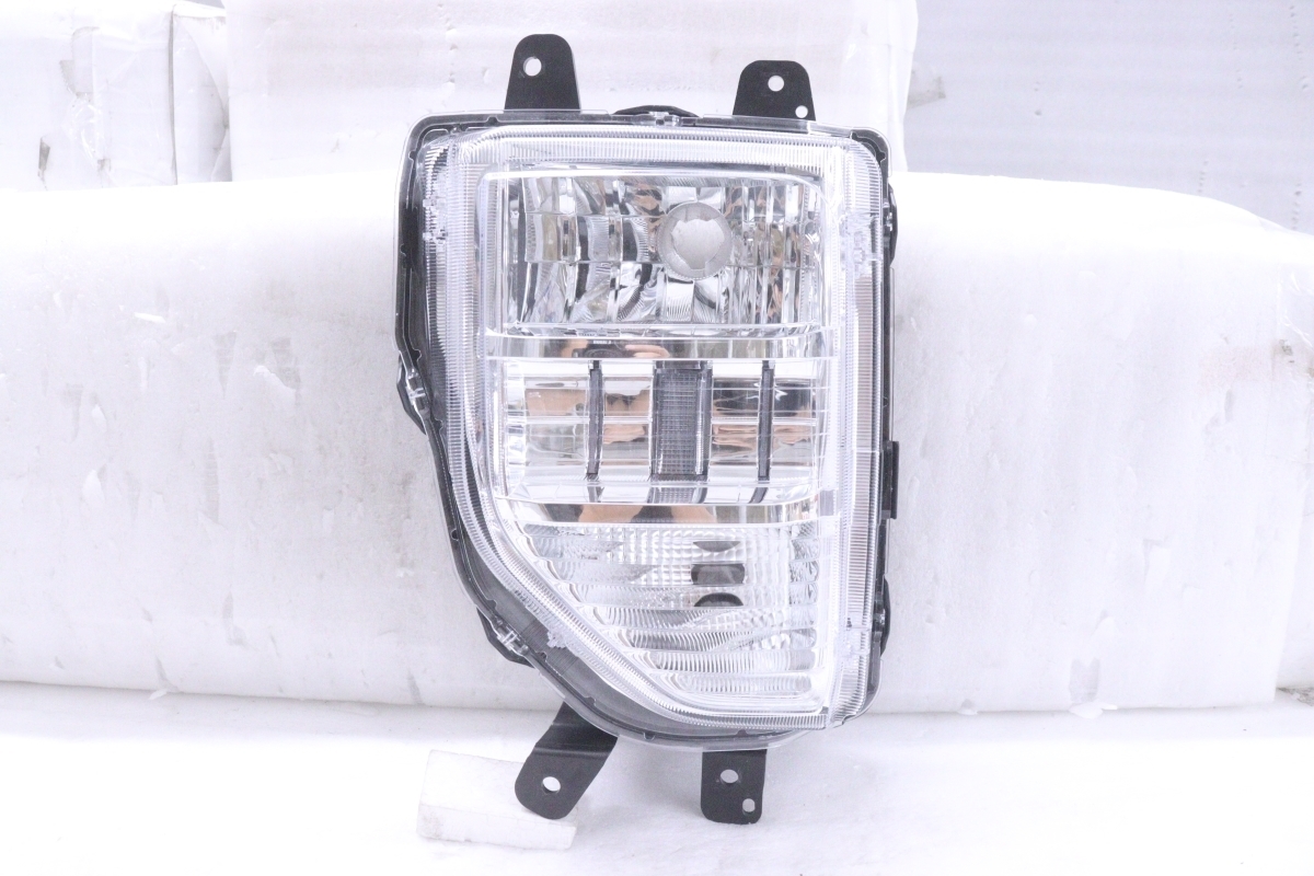 30-787★値下 美品 LED B34A ekクロススペース★左フォグランプ KOITO 114-2377A 打刻:W ユニット 純正★三菱 (DM)_画像1