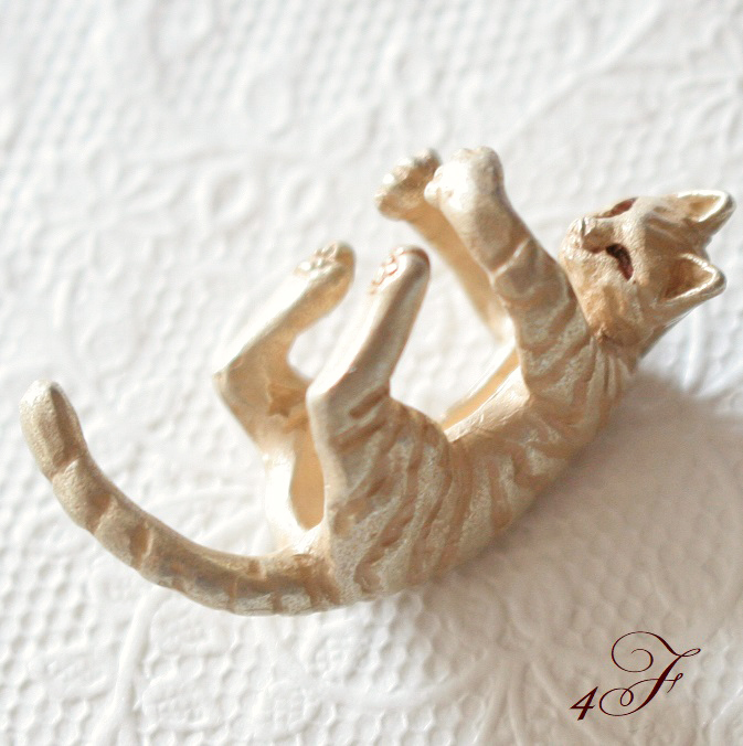 抱きつきネコ イヤーカフ 4F パルナートポック ブラフシューペリア ネコ ねこ 猫 小物 雑貨 イヤリングの画像2