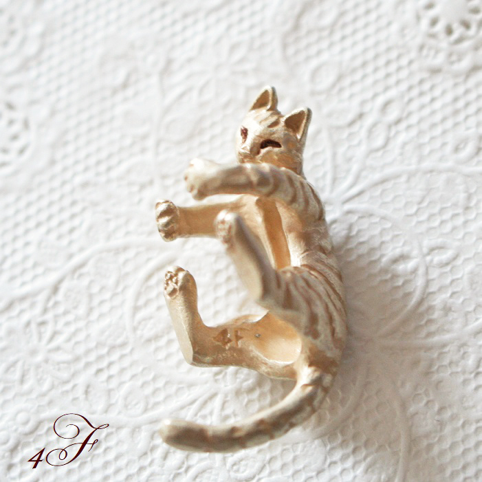 抱きつきネコ イヤーカフ 4F パルナートポック ブラフシューペリア ネコ ねこ 猫 小物 雑貨 イヤリングの画像1