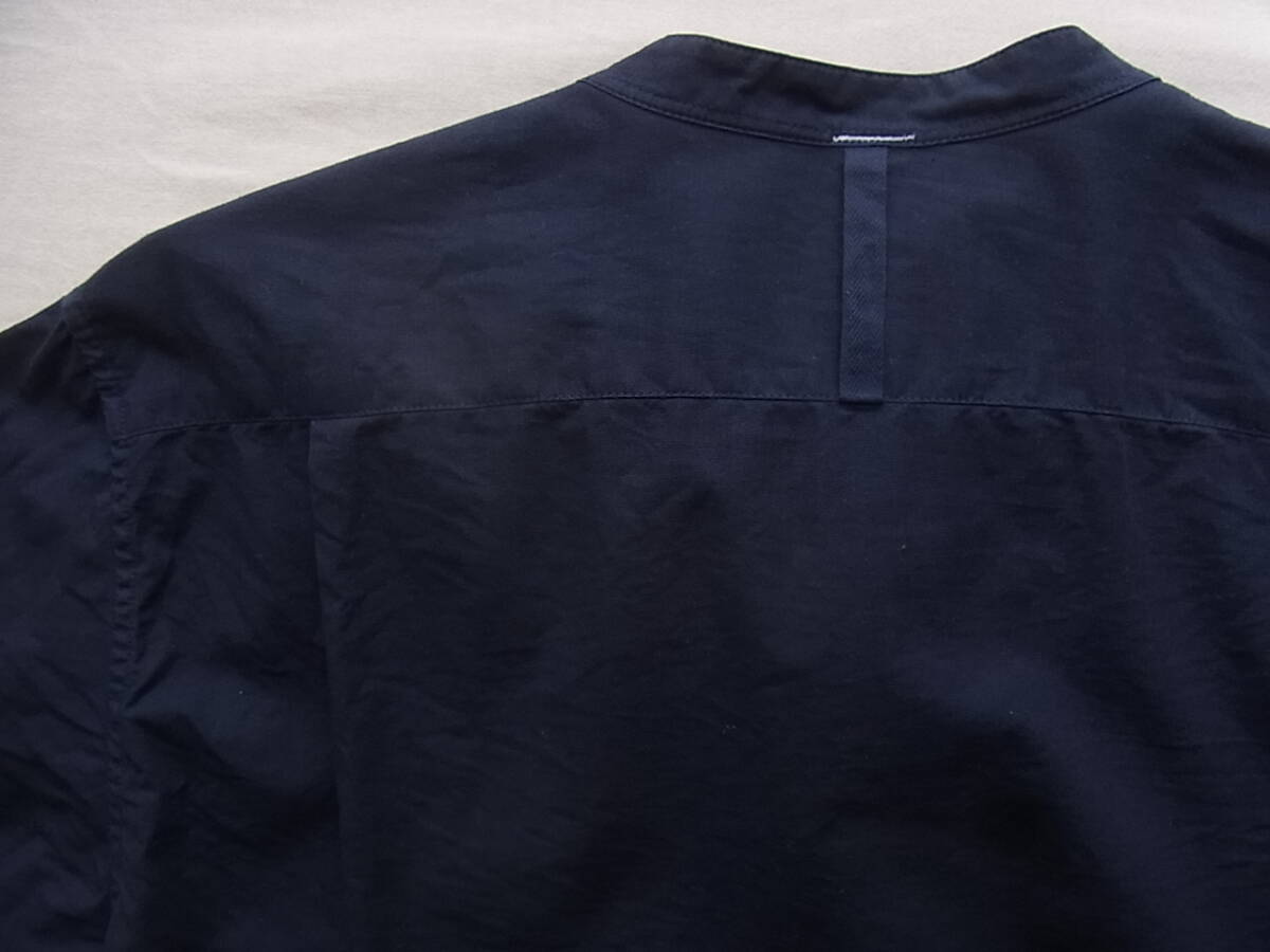 M H L, マーガレットハウエル　コットンリネン素材　半袖バンドカラーシャツ　サイズ S 日本製　インディゴの様なネイビー_画像4