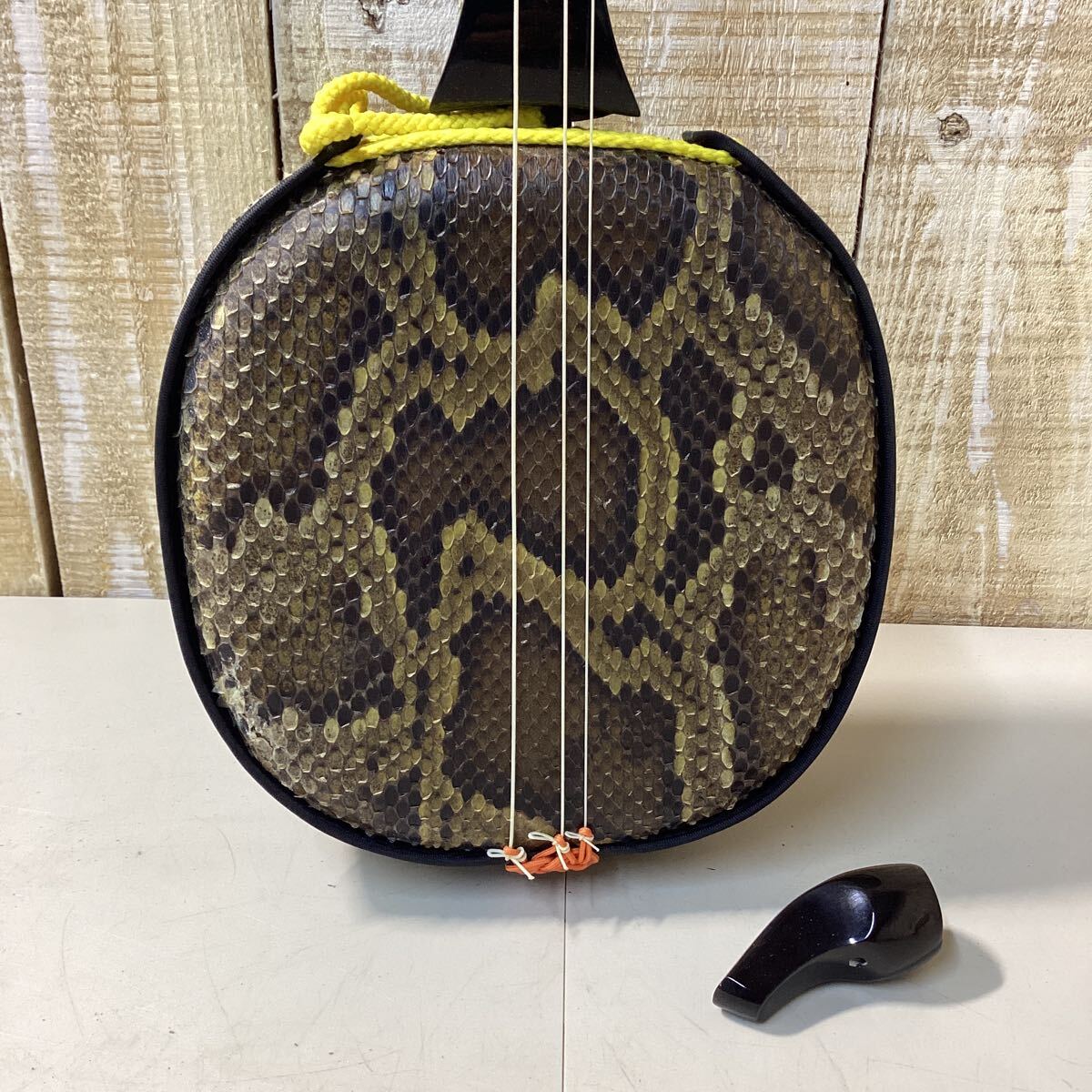  sanshin жесткий чехол есть палочки ввод струнные инструменты традиционные японские музыкальные инструменты изделие прикладного искусства Okinawa традиция прикладное искусство 
