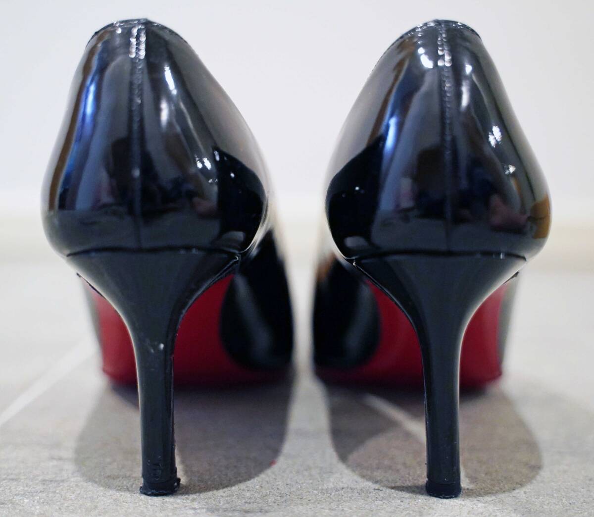【美品】クリスチャンルブタン Christian Louboutin シンプル ポンプ パテント カーフ 黒 靴 サイズ36（23㎝相当）_画像4