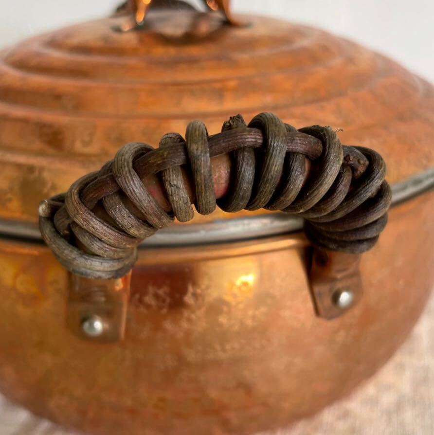 ヴィンテージ 雰囲気のある木蔓の持ち手 古い銅鍋 両手鍋 直径21cm 深さ8cm 煮込み料理 店舗什器 ディスプレイ キャンプ調理器具 3の画像5