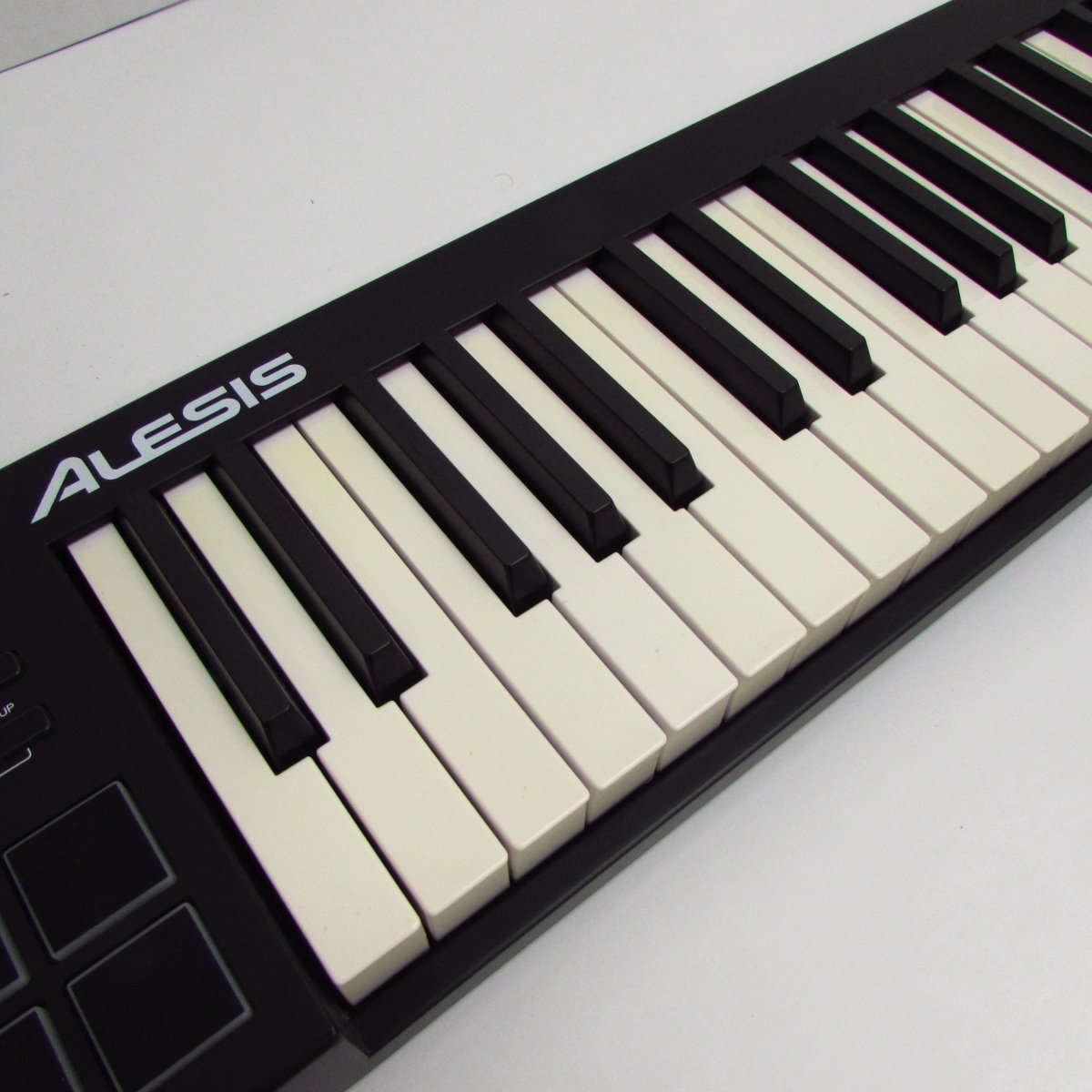 ALESIS アレシス V49 MIDIキーボード 49鍵盤 8パッド ※ジャンク品 〓2887の画像3