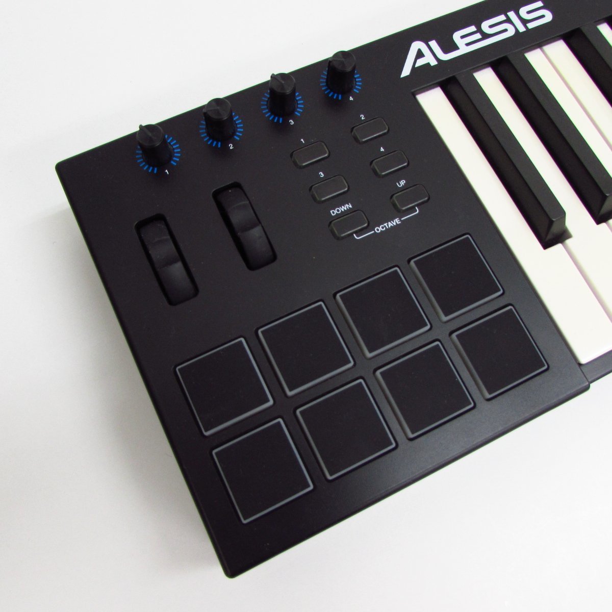 ALESIS アレシス V49 MIDIキーボード 49鍵盤 8パッド ※ジャンク品 〓2887の画像2