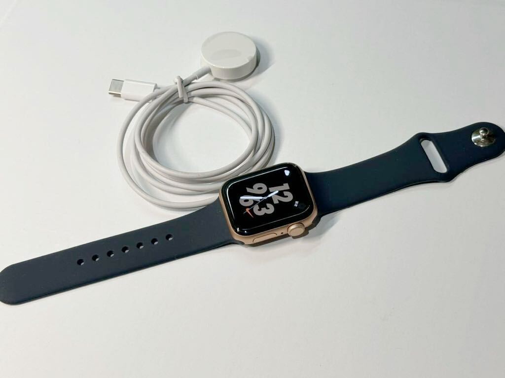 ☆即決 初めての方もオススメ Apple Watch SE 40mm ゴールドアルミニウム アップルウォッチ GPSモデル 587