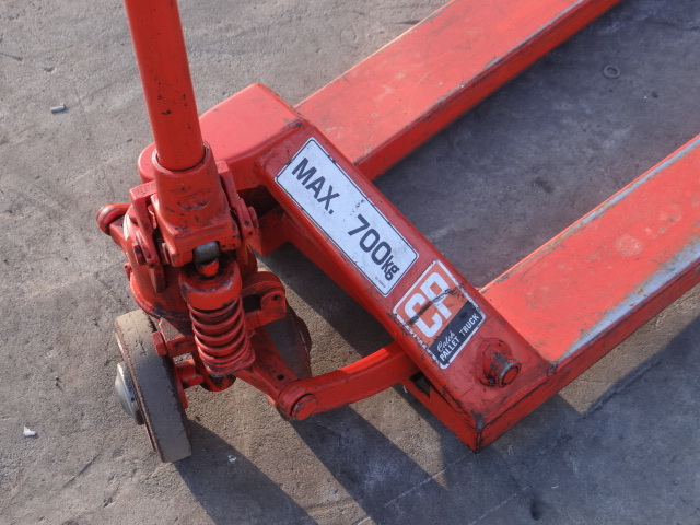 H2040　【 O.P.K 】PALLET TRUCK パレットトラック ハンドリフター 低床型 MAX700kg 業務用 工具 パレット移動 倉庫作業　動作確認済み_画像4