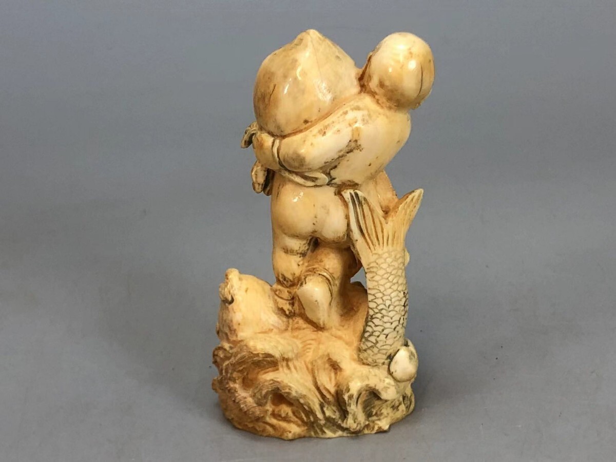 J0597A 置物「童子像」童子が桃を贈る 東洋彫刻 細密細工 縁起物 飾物 時代物 重163g_画像5