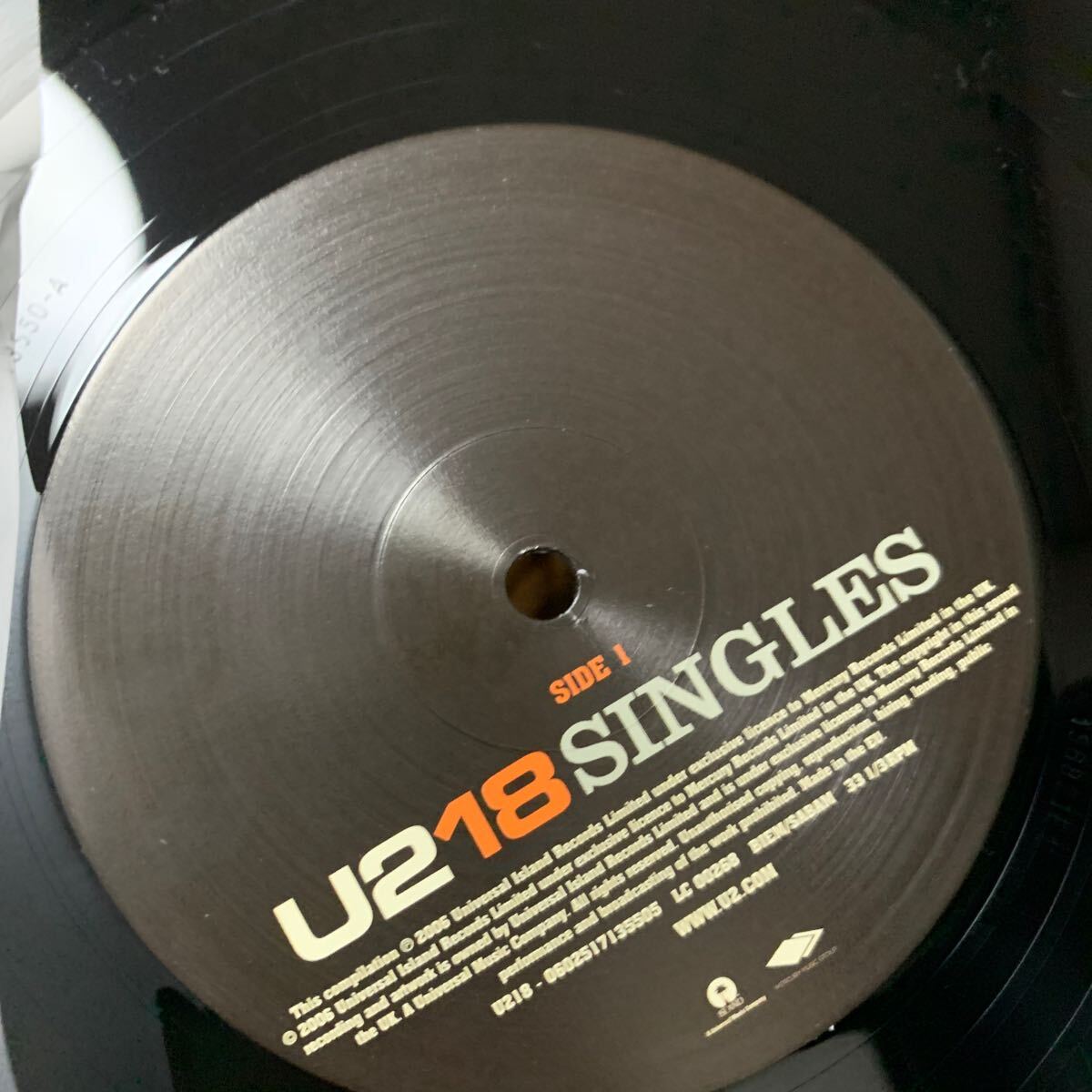 U2　／18 Singles ／欧州盤 　U2の代表曲を18曲収録した「2枚組」アナログレコード！　180g重量盤！ _画像8