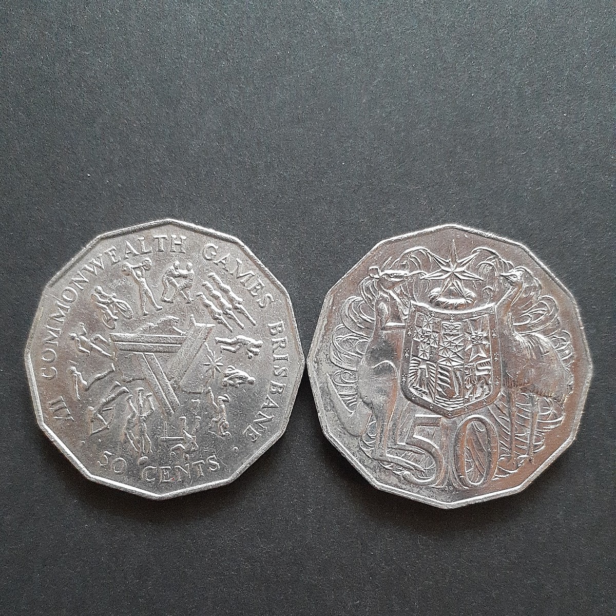 オーストラリア コモンウェルスゲームズ開催記念コインと通常コイン 50セント 2枚まとめて イギリス連邦 ブリスベン_画像1