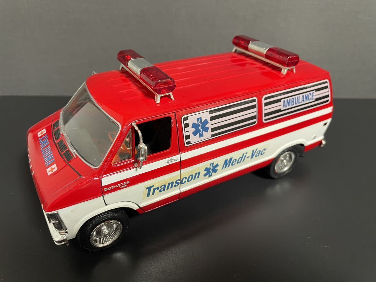 プラモデル完成品1/25 DODGE AMBULANCE ダッジバン救急車_画像1