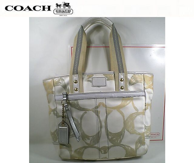 ★美品！★ＣＯＡＣＨ　コーチ★とってもお洒落で素敵な♪ シグネチャーキャンバス　キャリーオールトートバッグ■チャームプレート付■_画像1