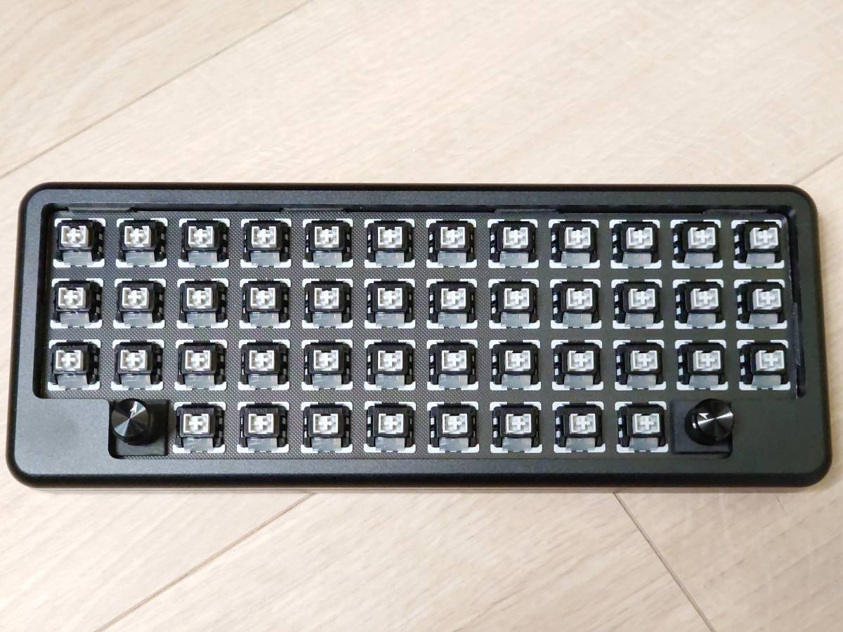 組立済み 格子配列の自作キーボード Trident44基板 + Poseidon 組立済み 格子配列の自作キーボード Trident44基板 + Poseidon