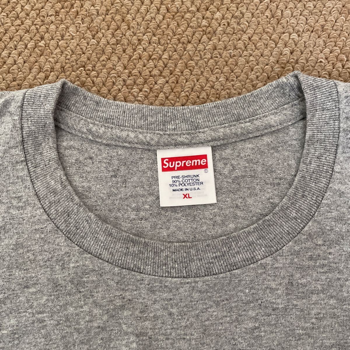 美品 22ss Supreme シュプリーム Andre 3000 Tee サイズXL ヘザーグレー 灰色 アンドレ フォトTシャツ 赤 ボックスロゴ ステッカー付の画像3