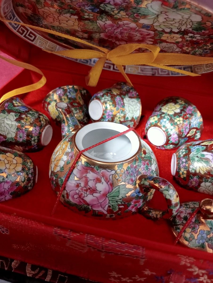 中国玩　ミニ煎茶茶器　粉彩金彩８点 陶器 金彩 色絵 茶道具 絵皿 茶器　箱付き　新品未使用