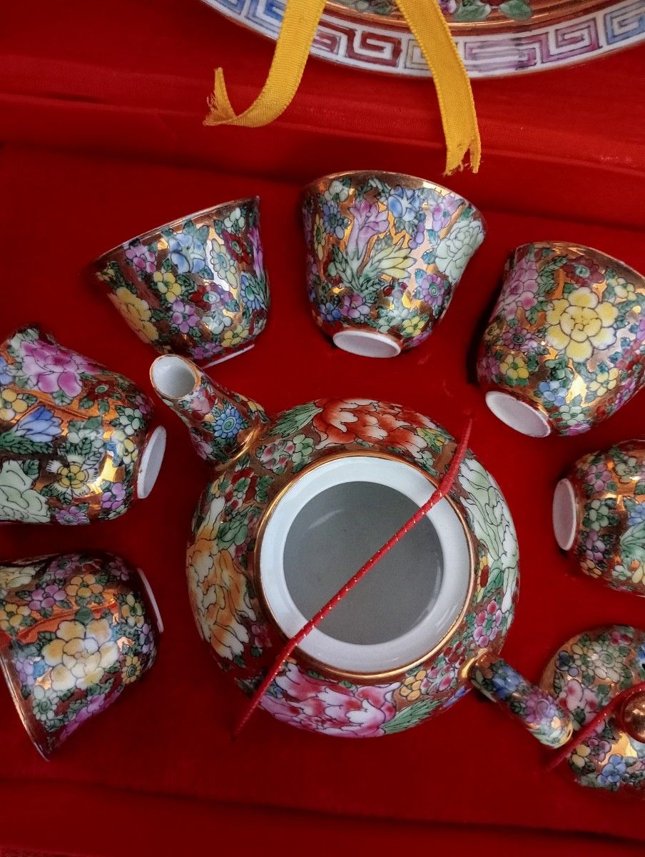 中国玩　ミニ煎茶茶器　粉彩金彩８点 陶器 金彩 色絵 茶道具 絵皿 茶器　箱付き　新品未使用