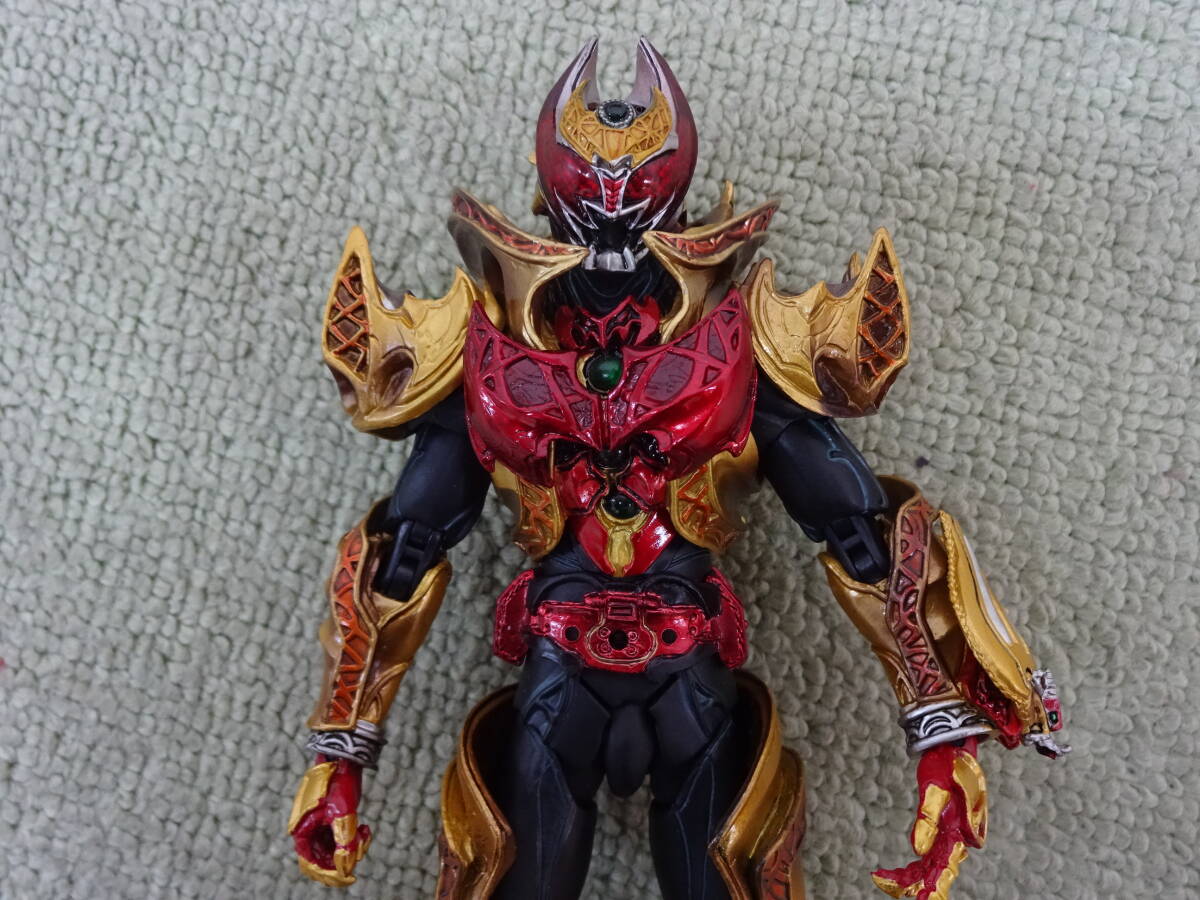 098-N41) 中古品 S.I.C. 仮面ライダーキバ　エンペラーフォーム 魂ウェブ商店限定 バンダイ_画像2