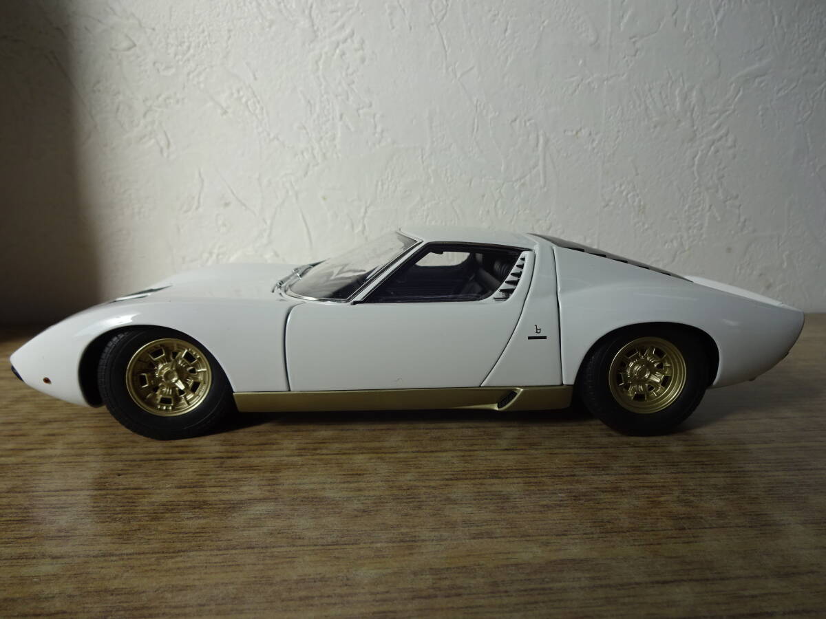 119-N63) ジャンク品 AUTOart オートアート 1/43 Lamborghini Miura ランボルギーニ ミウラ SV (ホワイト/ゴールド サイドスカート)の画像4