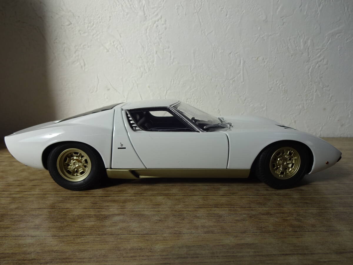119-N63) ジャンク品 AUTOart オートアート 1/43 Lamborghini Miura ランボルギーニ ミウラ SV (ホワイト/ゴールド サイドスカート)の画像5