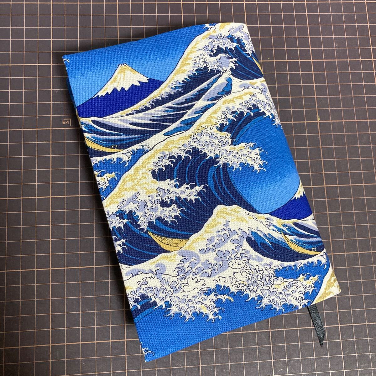 ◇ブックカバー・単行本サイズ◇ハンドメイド！青色地　波間に富士山模様♪_画像1