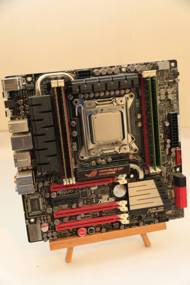 RAMPAGE IV GENE LGA2011-0 X79 MicroATX 8C16T T.B時4.0GHzのXEON E5-2667v2 DDR3-1866 32GB付き Win10 OK 中古動作品_画像2