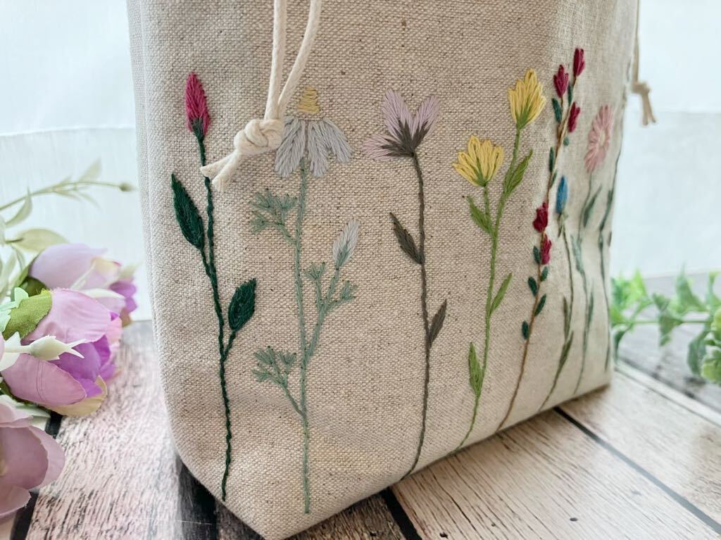 handmade野花の手刺繍 巾着型トートバッグ(内布薄パープル系)ハンドメイド コットンリネン 花柄刺しゅう プレゼントに！_画像3