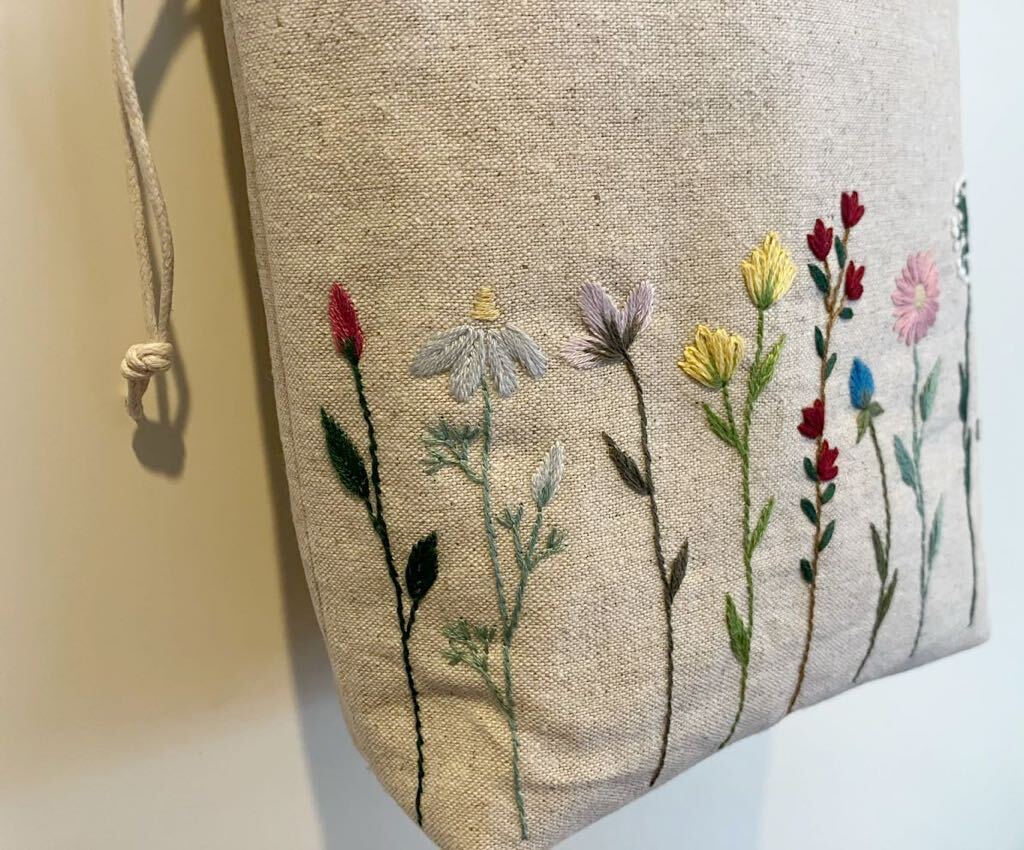 handmade野花の手刺繍 巾着型トートバッグ(内布薄パープル系)ハンドメイド コットンリネン 花柄刺しゅう プレゼントに！_画像8