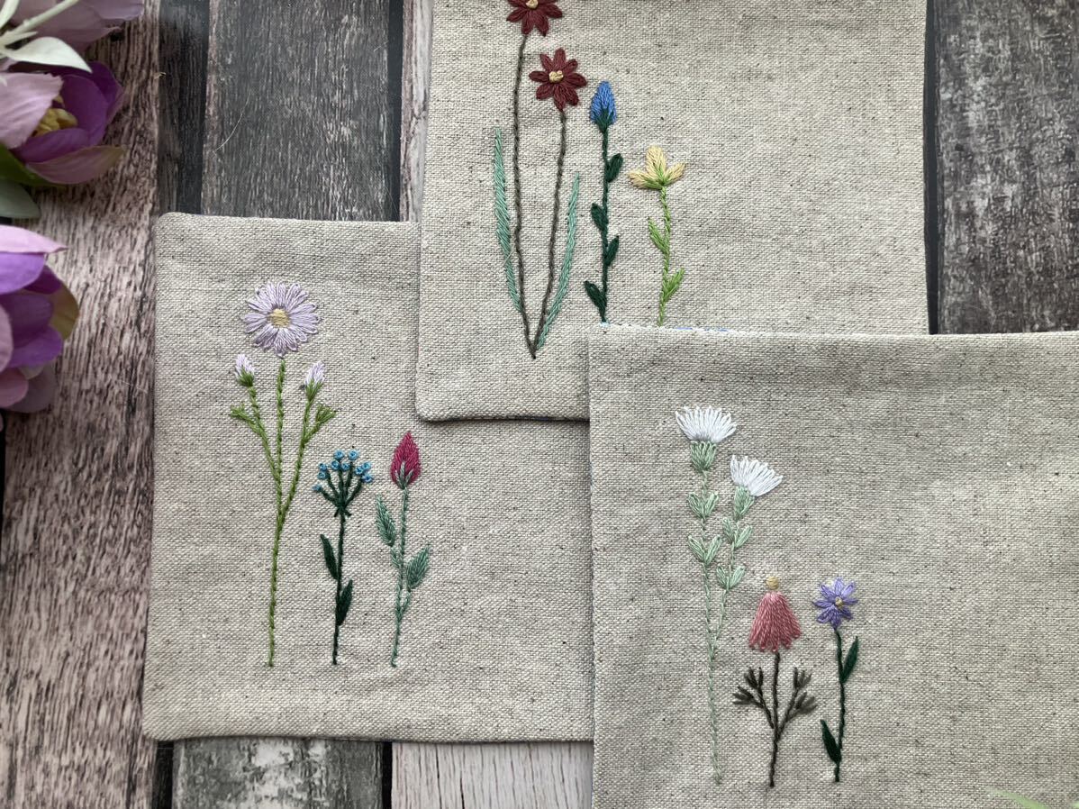 handmade野花の手刺繍 コースター3枚セット(裏布ブルー系)ハンドメイド　コットンリネン　花柄刺しゅう　母の日のプレゼントに_画像3