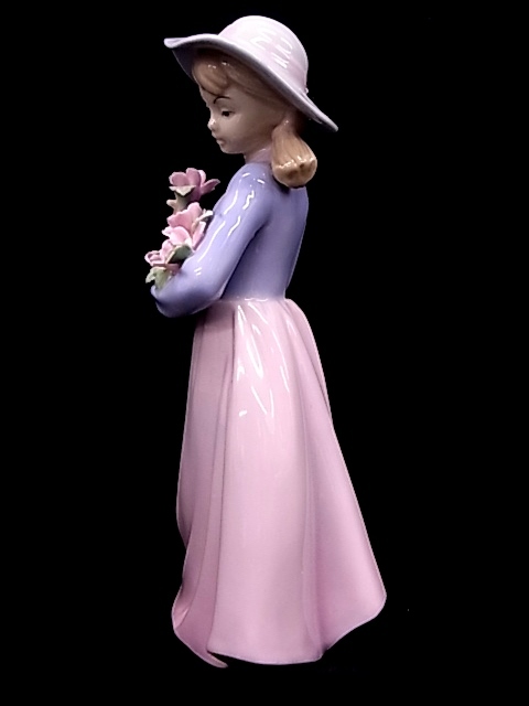 e11420　フィギュリン　陶器人形　帽子をかぶった少女　花　約17cm_画像2