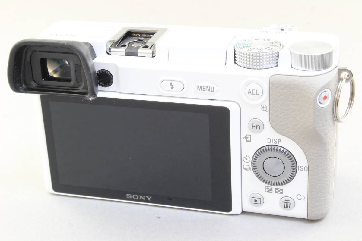 AA (極上美品) SONY ソニー α6100 ホワイト 16-50mm レンズキット ショット数858回 海外モデル・日本語なし 初期不良返品無料_画像2