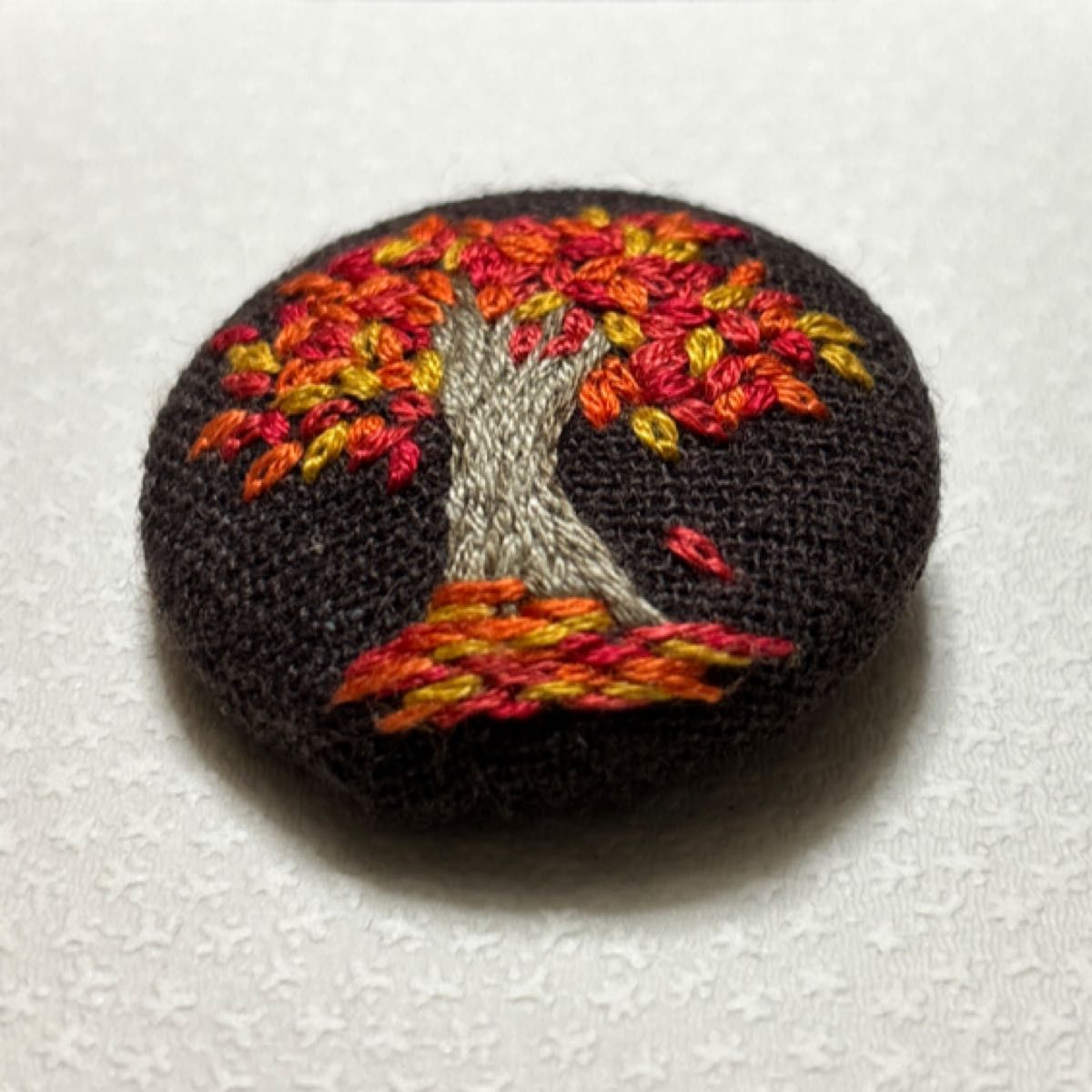 刺繍ブローチ　紅葉　秋　赤オレンジ色系　 刺繍 ハンドメイド 手刺繍 刺繍くるみボタン