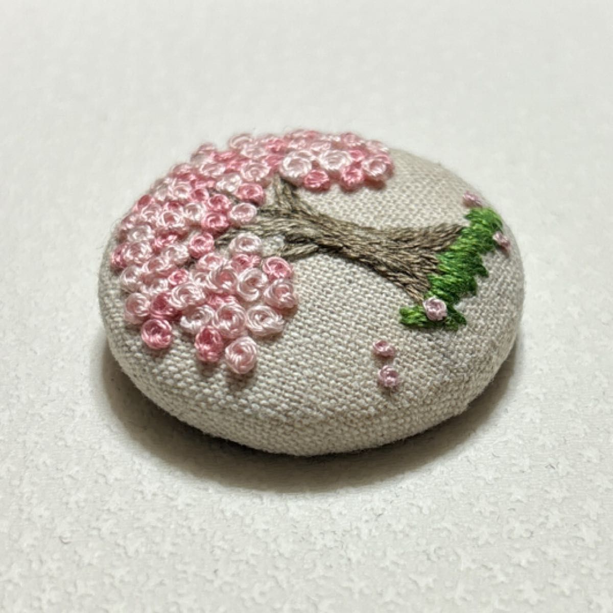 刺繍ブローチ 桜の木 さくら満開 春 手刺繍ブローチ 刺繍くるみ 刺繍ブローチ 桜の木 さくら満開 春 手刺繍ブローチ 刺繍くるみ