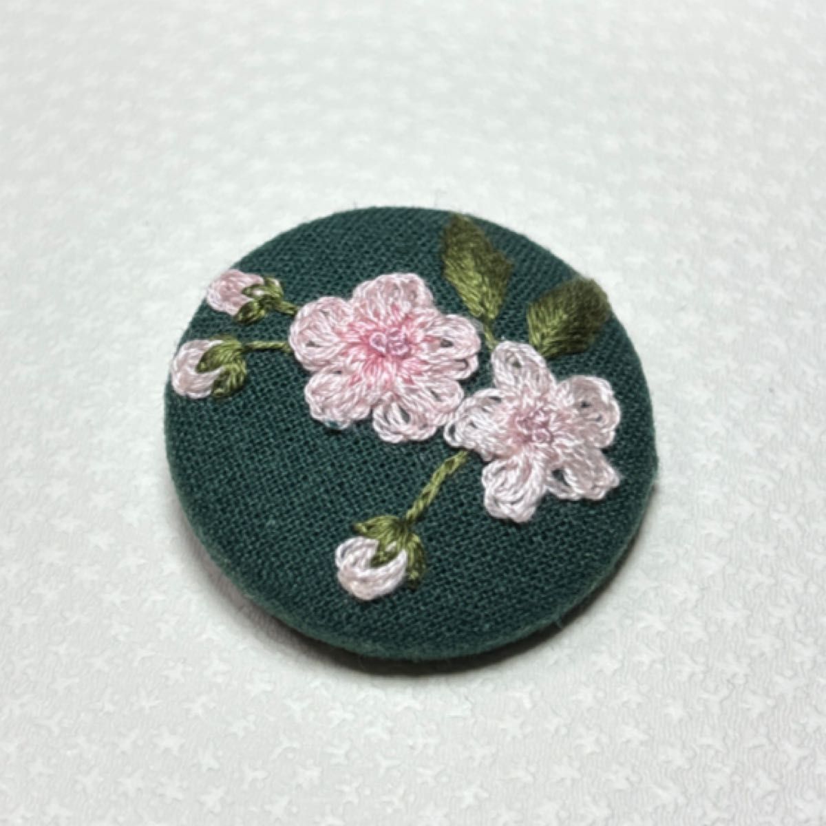 刺繍ブローチ　サクラ　桜　春　 ハンドメイド 刺繍くるみボタン 手刺繍 手刺繍ブローチ