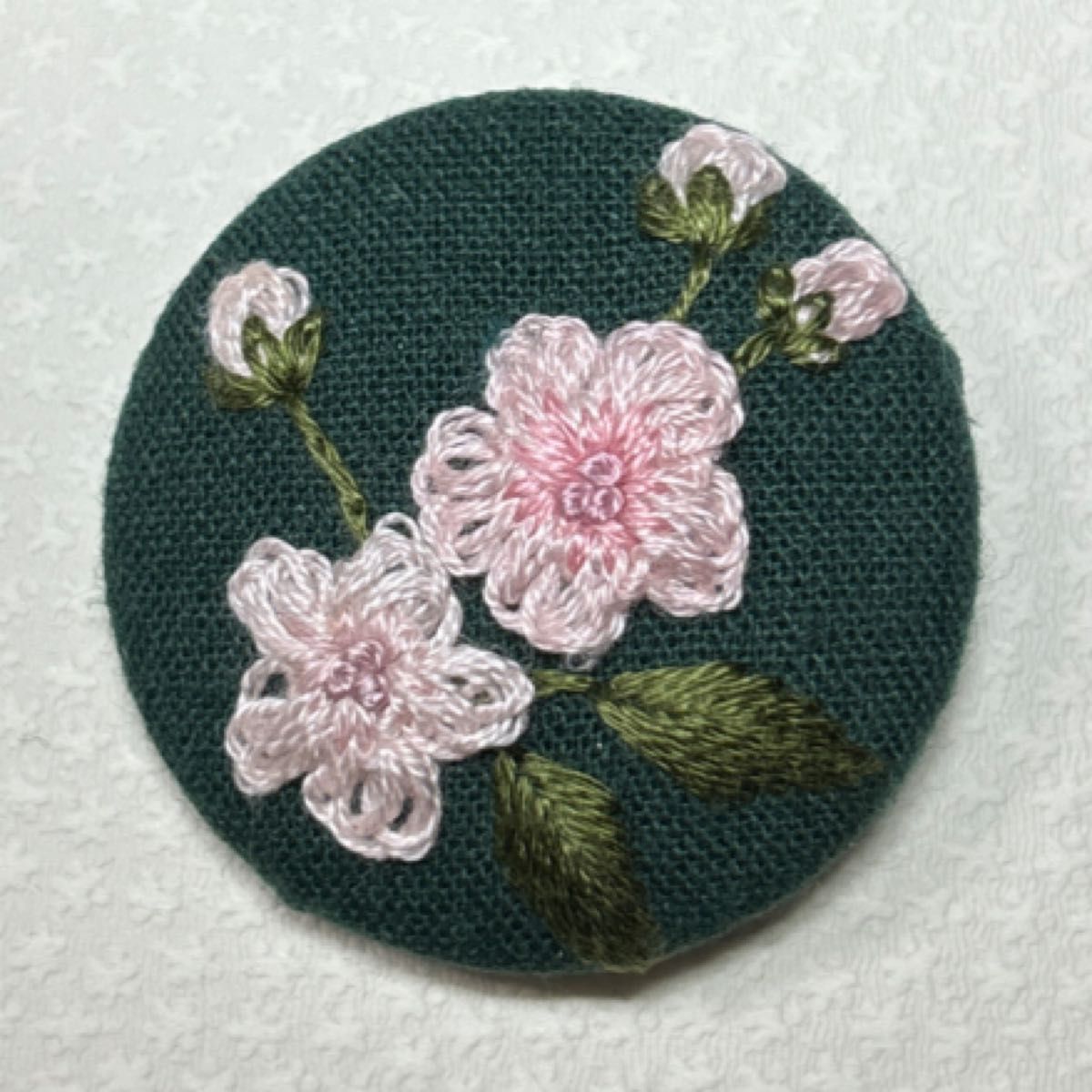 刺繍ブローチ　サクラ　桜　春　 ハンドメイド 刺繍くるみボタン 手刺繍 手刺繍ブローチ