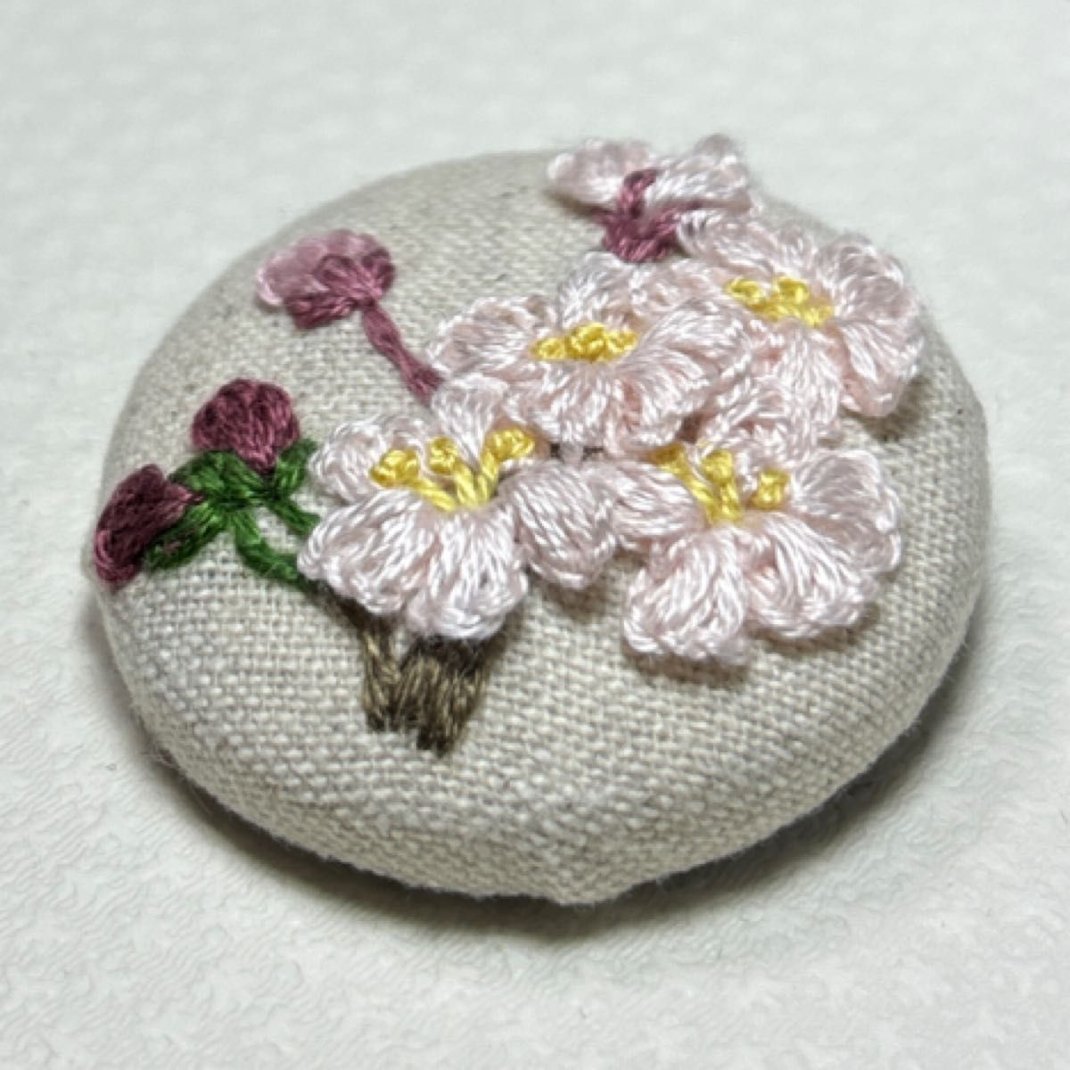 刺繍ブローチ　サクラ　桜　春の花　 ハンドメイド 手刺繍ブローチ 刺繍くるみボタン