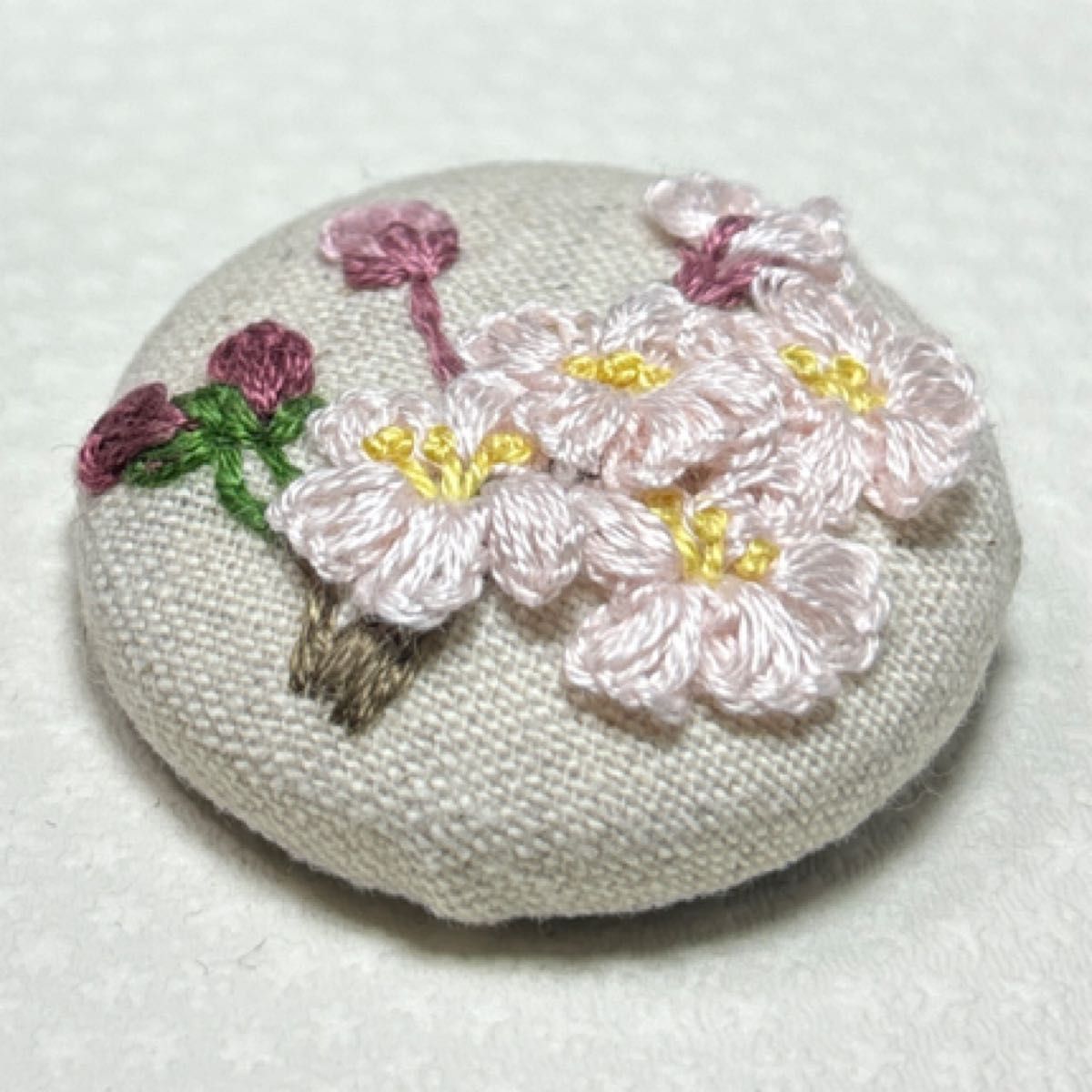刺繍ブローチ86 サクラ 桜 春の花 うすいピンク系 ハンドメイド 刺繍ブローチ86 サクラ 桜 春の花 うすいピンク系 ハンドメイド