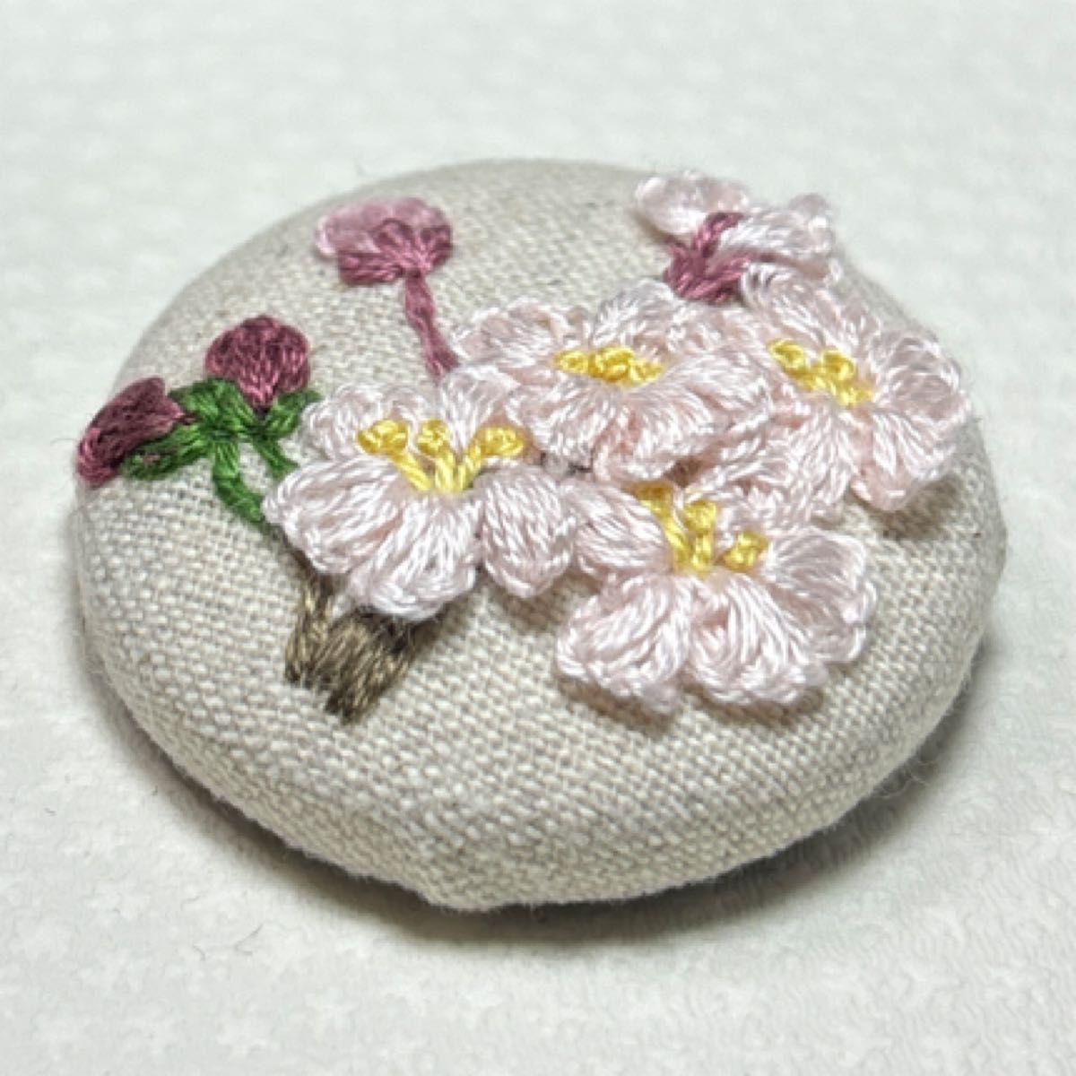 刺繍ブローチ　サクラ　桜　春の花　 ハンドメイド 手刺繍ブローチ 刺繍くるみボタン