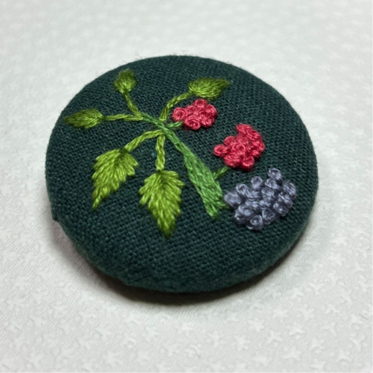 刺繍ブローチ　桑の実　クワの木　マルベリー　ハンドメイド