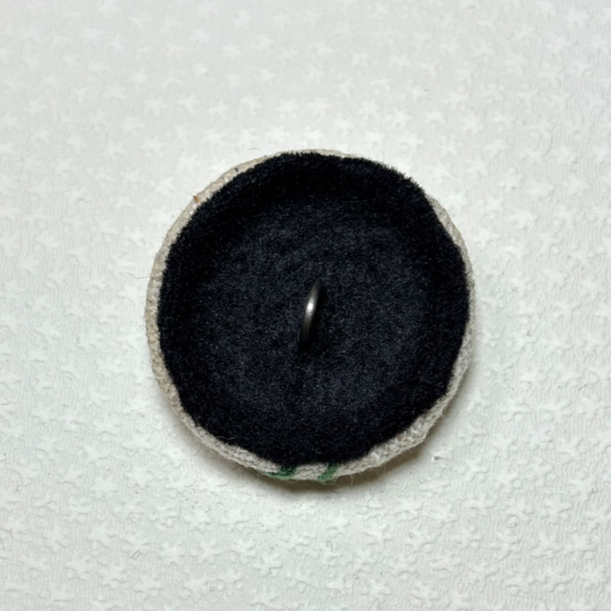 刺繍くるみボタン　ヘアゴム用　四つ葉のクローバーと三つ葉のクローバー　 ハンドメイド