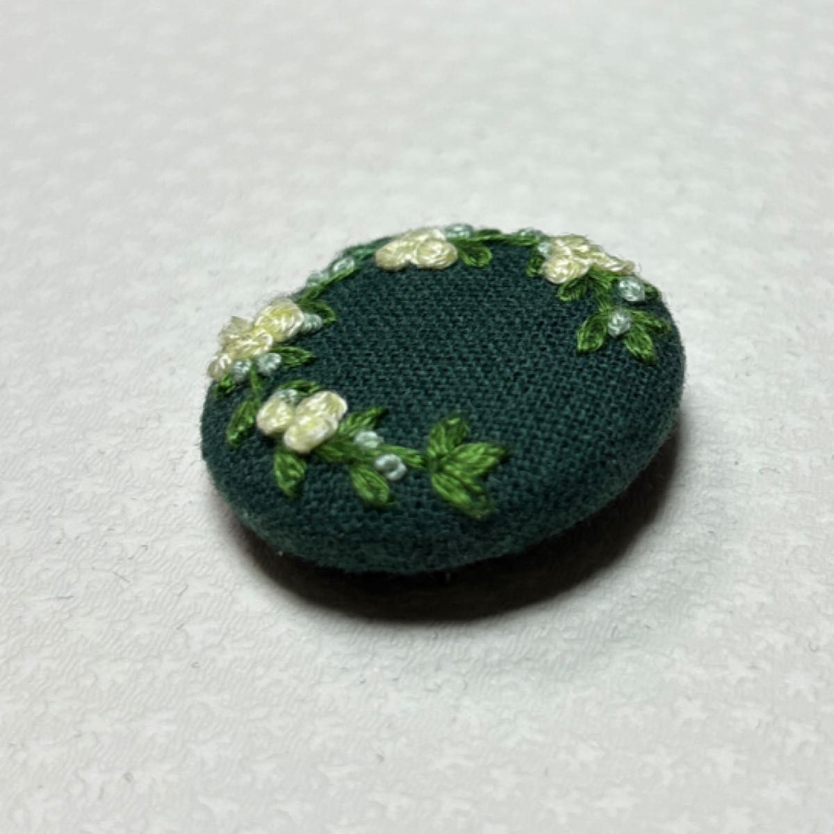 刺繍ブローチミニ　グリーンリース　 ハンドメイド 刺繍くるみボタン