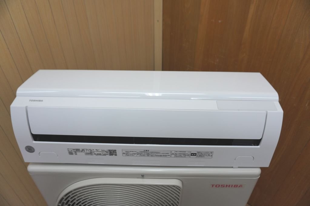 24-0226-2　TOSHIBA　東芝　ルームエアコン　RAS-Ｊ251M(W) 2.5Kw　冷房　暖房　2022年製　_画像2