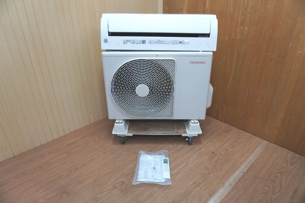 24-0226-2　TOSHIBA　東芝　ルームエアコン　RAS-Ｊ251M(W) 2.5Kw　冷房　暖房　2022年製　_画像1