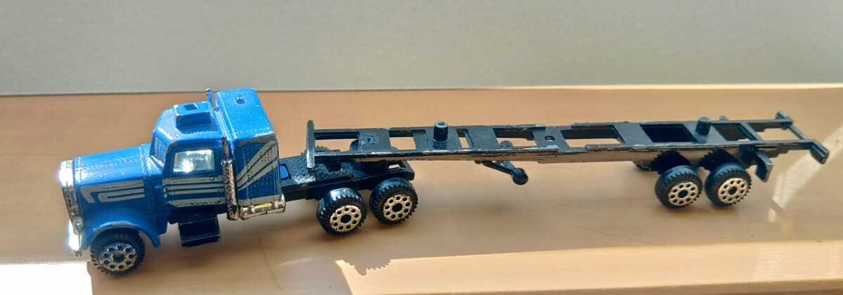 トレーラー　ミニカー　ピータービルト風　peterbilt 359 傷だらけ　ガタあり　　全長約18.5cm トラック_画像5