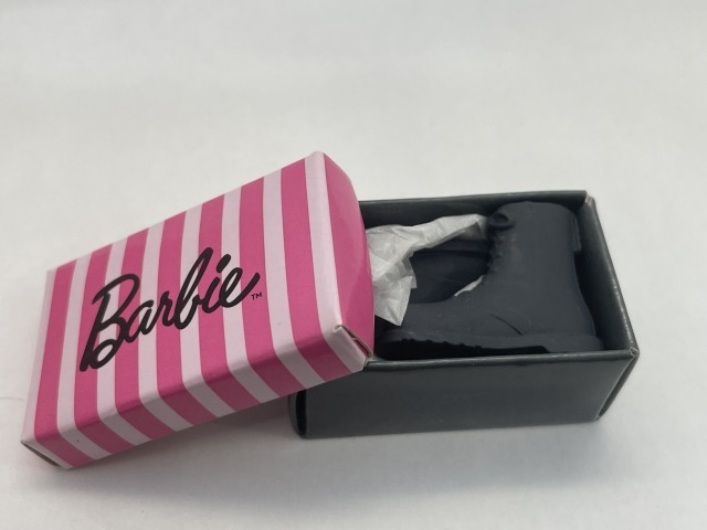 ■★バンダイ　Barbie（バービー）ミニチュアコレクション～スタイリッシュバリエ～　ブーツ＆シューケースC_画像1