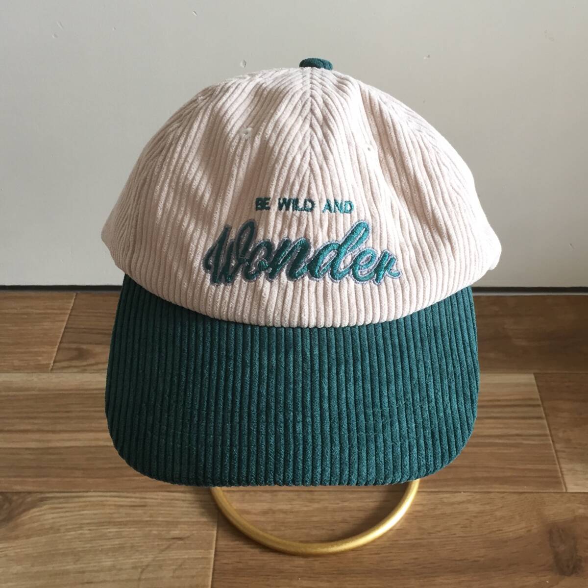 BE WILD AND Wander ワンダー 帽子 キャップ CAP コーデュロイ ベージュ×グリーン フリーサイズ 100%COTTON デッドストック 未使用保管品_画像2